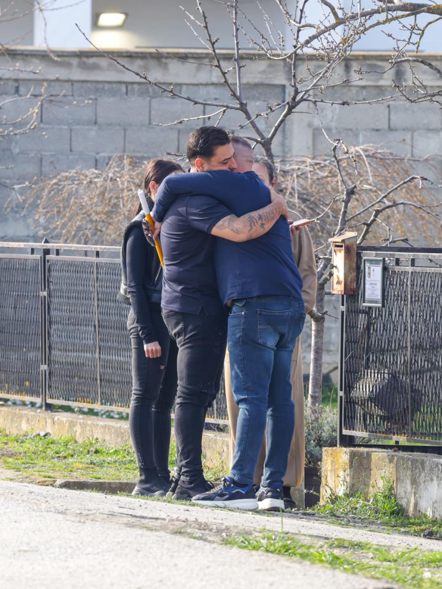 ESTRADA U SUZAMA: Ove pevačice došle da pruže podršku Darku Laziću u najtežim trenucima (VIDEO)