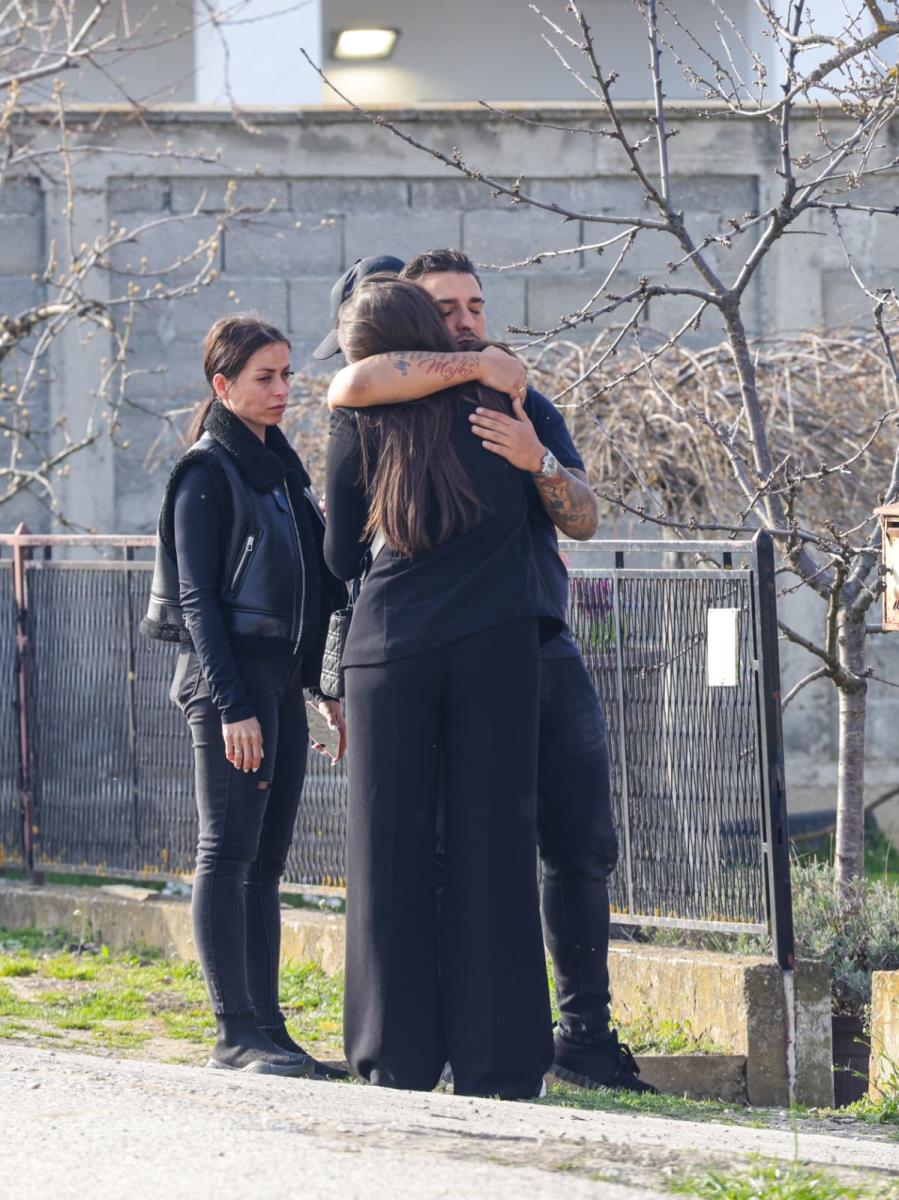 ESTRADA U SUZAMA: Ove pevačice došle da pruže podršku Darku Laziću u najtežim trenucima (VIDEO)