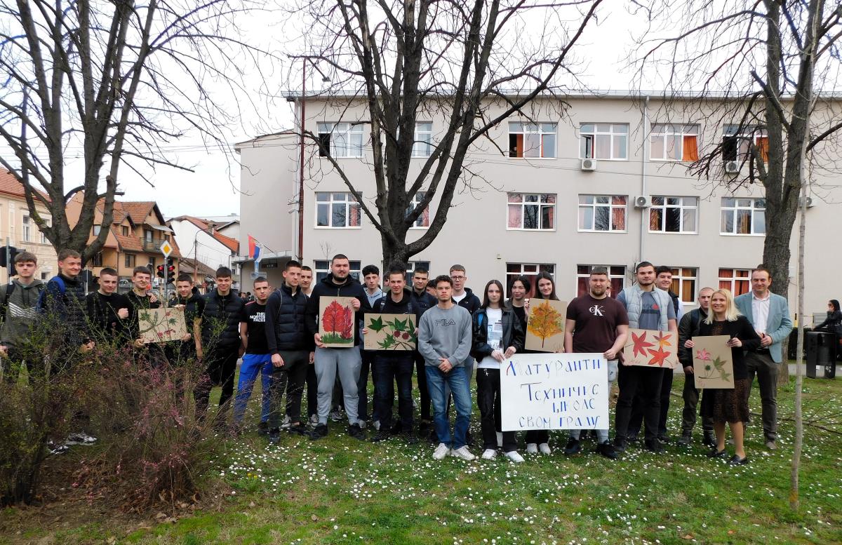 LOZNICA - Maturanti Tehničke škole.JPG