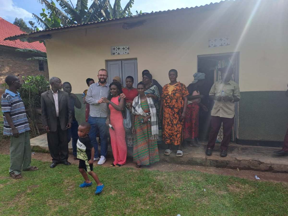 Srđan i Dafina - Srđan sa njenom familijom u Ugandi.jpg