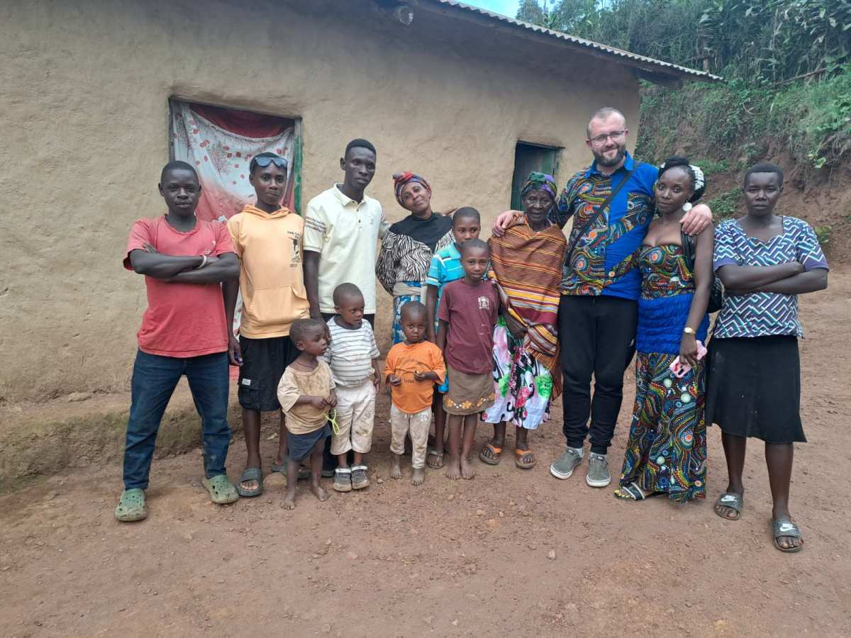 Srđan i Dafina - Srđan sa njenom familijom u Ugandi 1.jpg