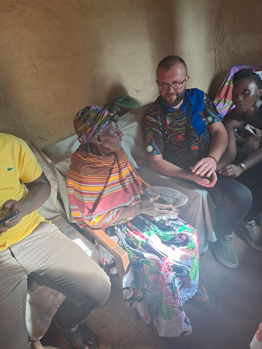 Srđan i Dafina - Srđan sa familijom u Ugandi.jpg