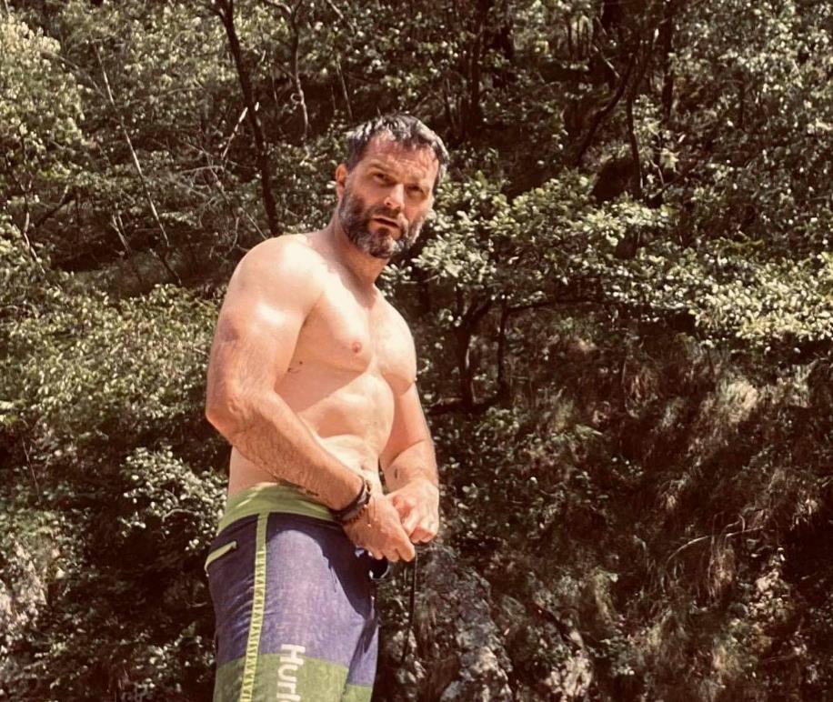 Glumac Vahidin Prelić u vezi sa 23 godine mlađom Bojanom (7).png