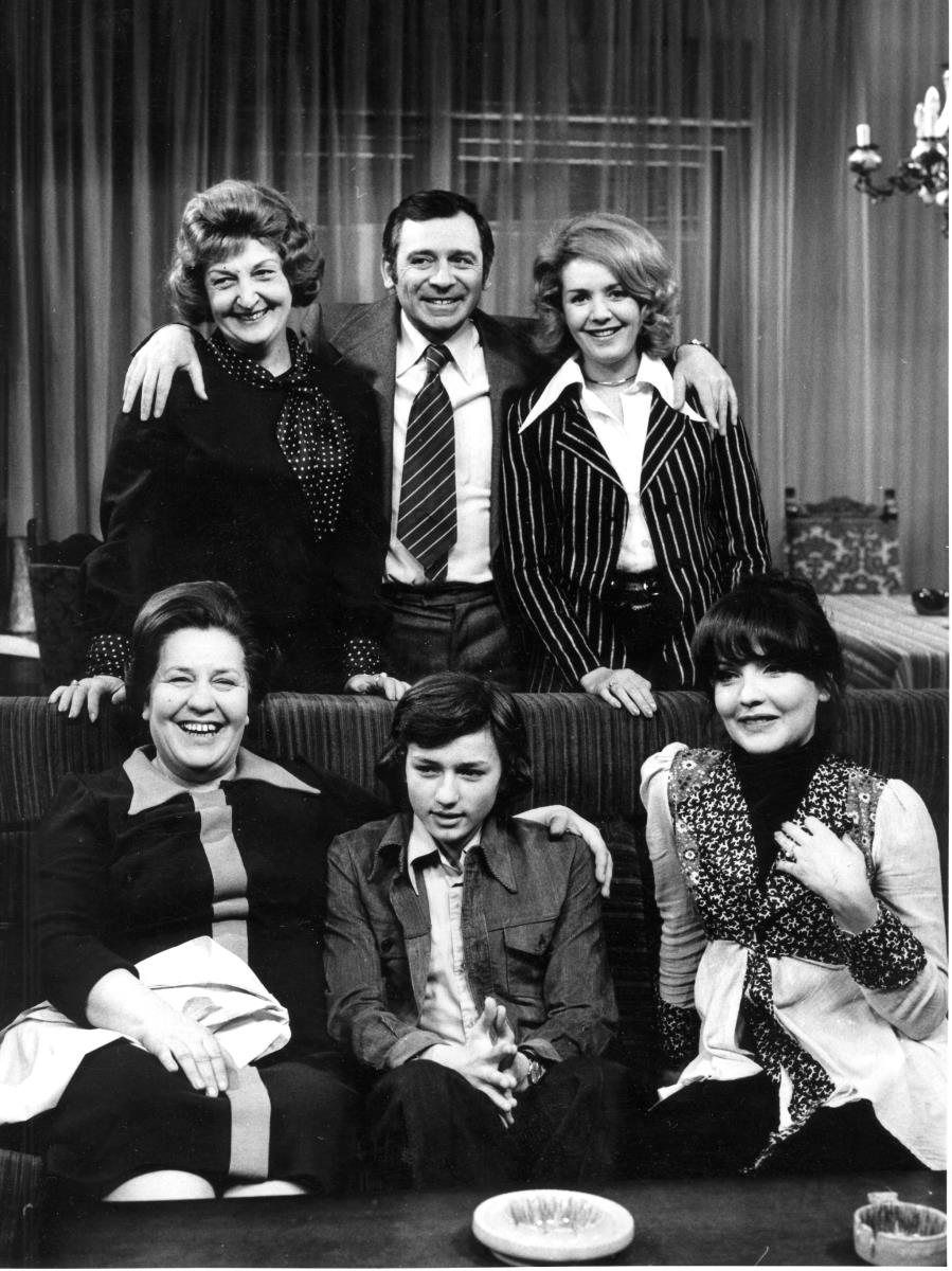 Рада са екипом серије Позорише у кућиФото Архива РТС.jpg