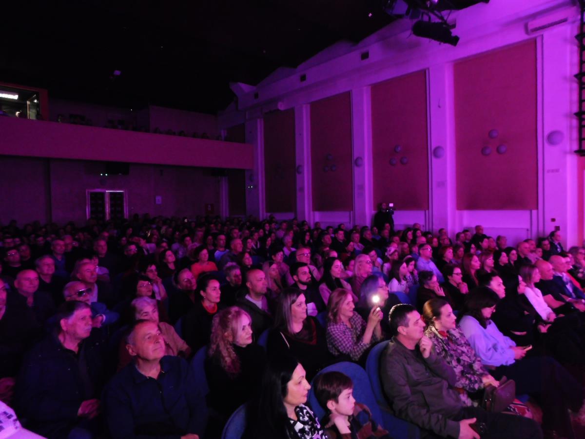 LOZNICA - Prepuna sala.JPG