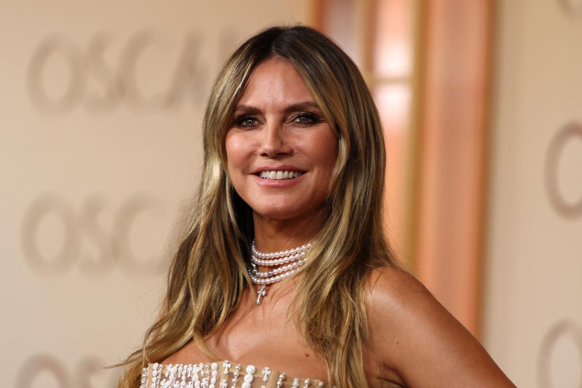 Hajdi Klum na crvenom tepihu Oskara 2026 u glamuroznoj haljini ukrašenoj biserima i šljokicama