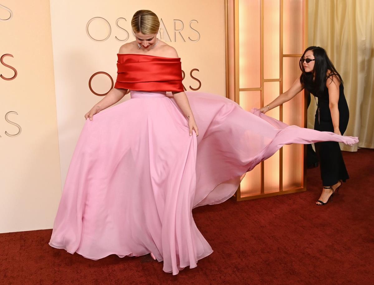 Džesi Bakli na crvenom tepihu Oskara 2026 u elegantnom i glamuroznom izdanju