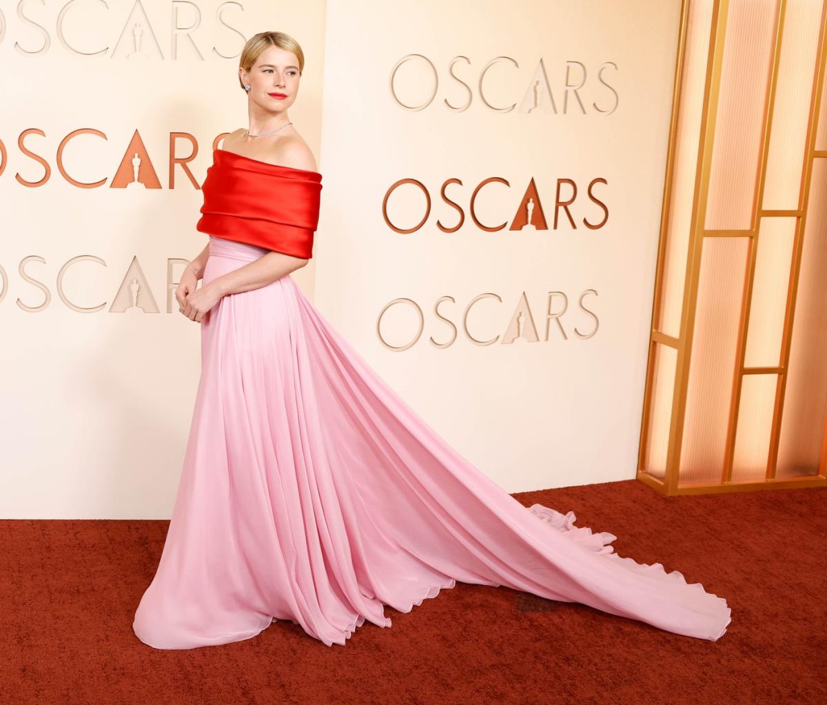 Džesi Bakli na crvenom tepihu Oskara 2026 u elegantnom i glamuroznom izdanju