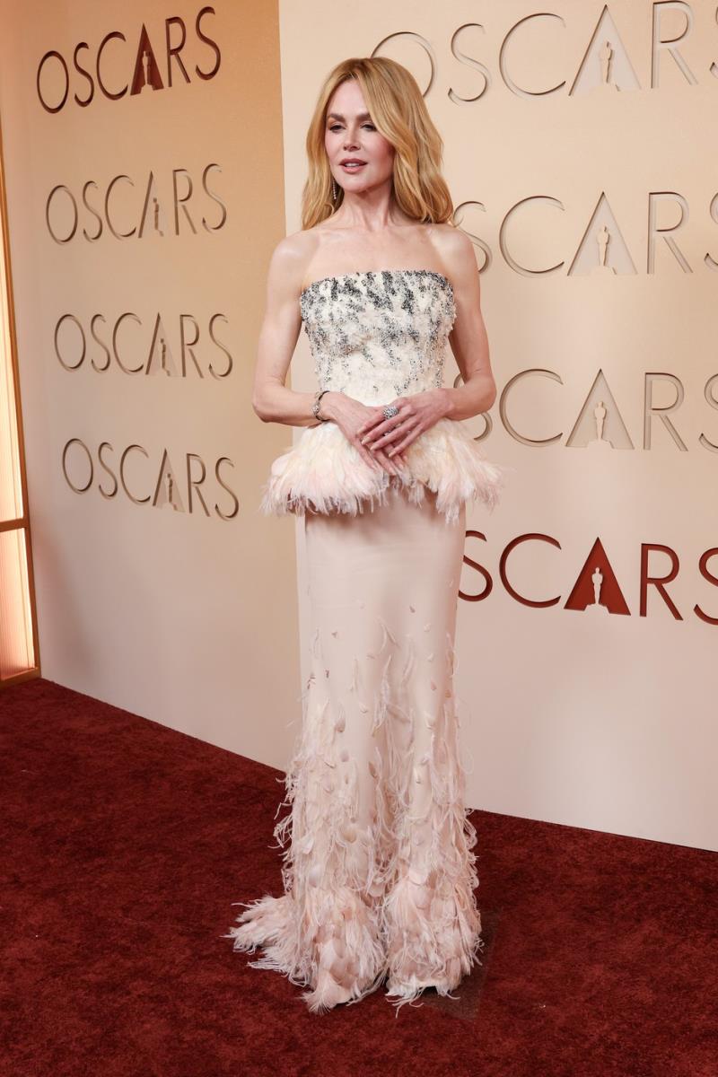 Nikol Kidman na crvenom tepihu Oskara 2026 u Šanel haljini sa perjem