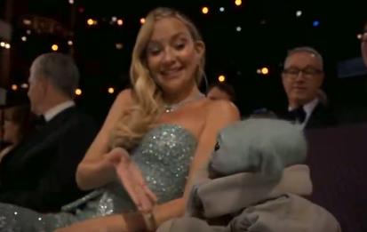 Grogu u publici na dodeli Oskara (3).PNG