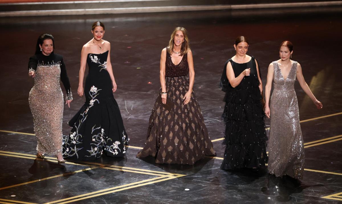 Zvezde filma „Deveruše“ na sceni Oskara 2026 tokom zajedničkog nastupa i komičnog skeča