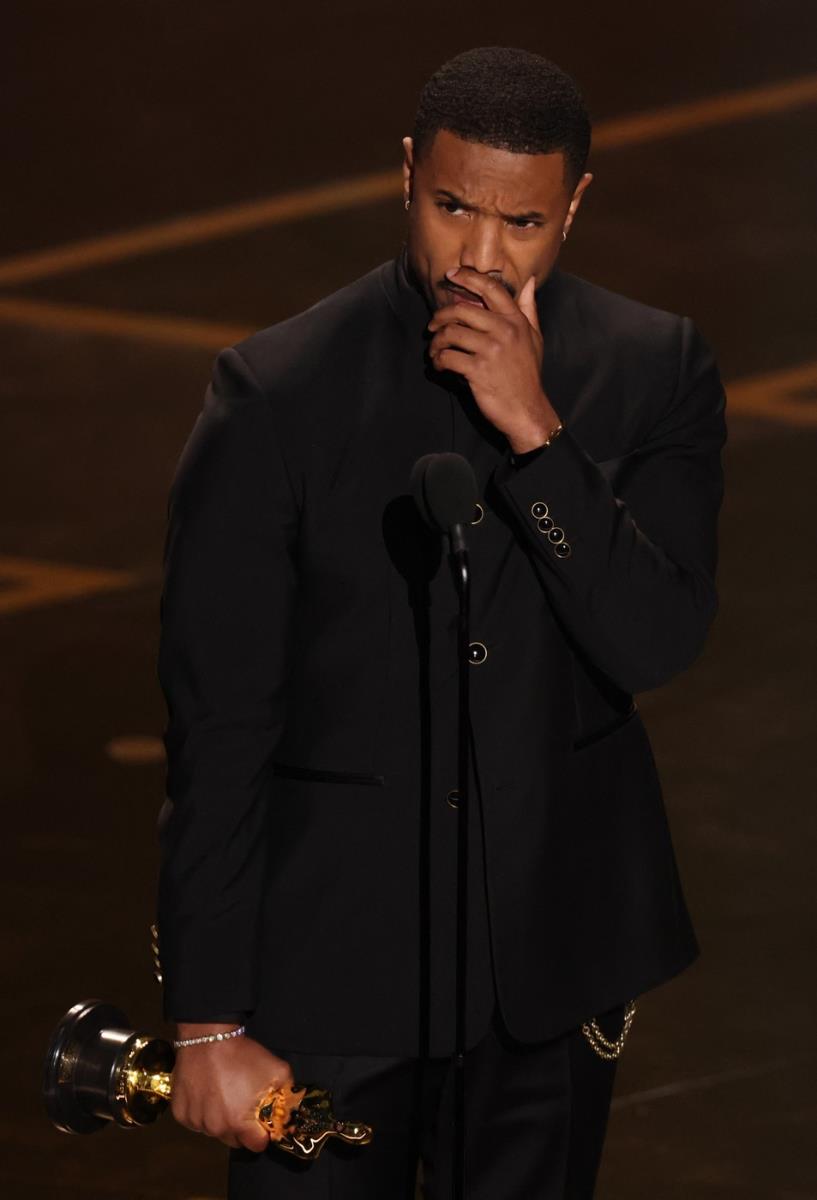 Majkl B. Džordan prima Oskara 2026 za najboljeg glavnog glumca za film „Grešnici“ (Sinners)