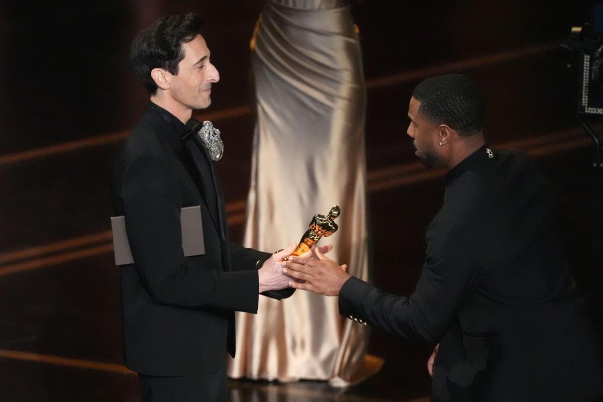 Majkl B. Džordan prima Oskara 2026 za najboljeg glavnog glumca za film „Grešnici“ (Sinners)
