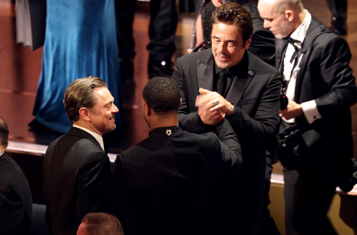 Leonrdo Dikaprio čestita Majklu B. Džordanu na Oskaru 2026