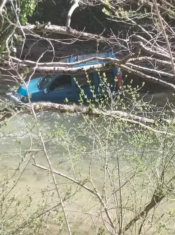 Automobil sleteo u reku kod Petrovca na Mlavi