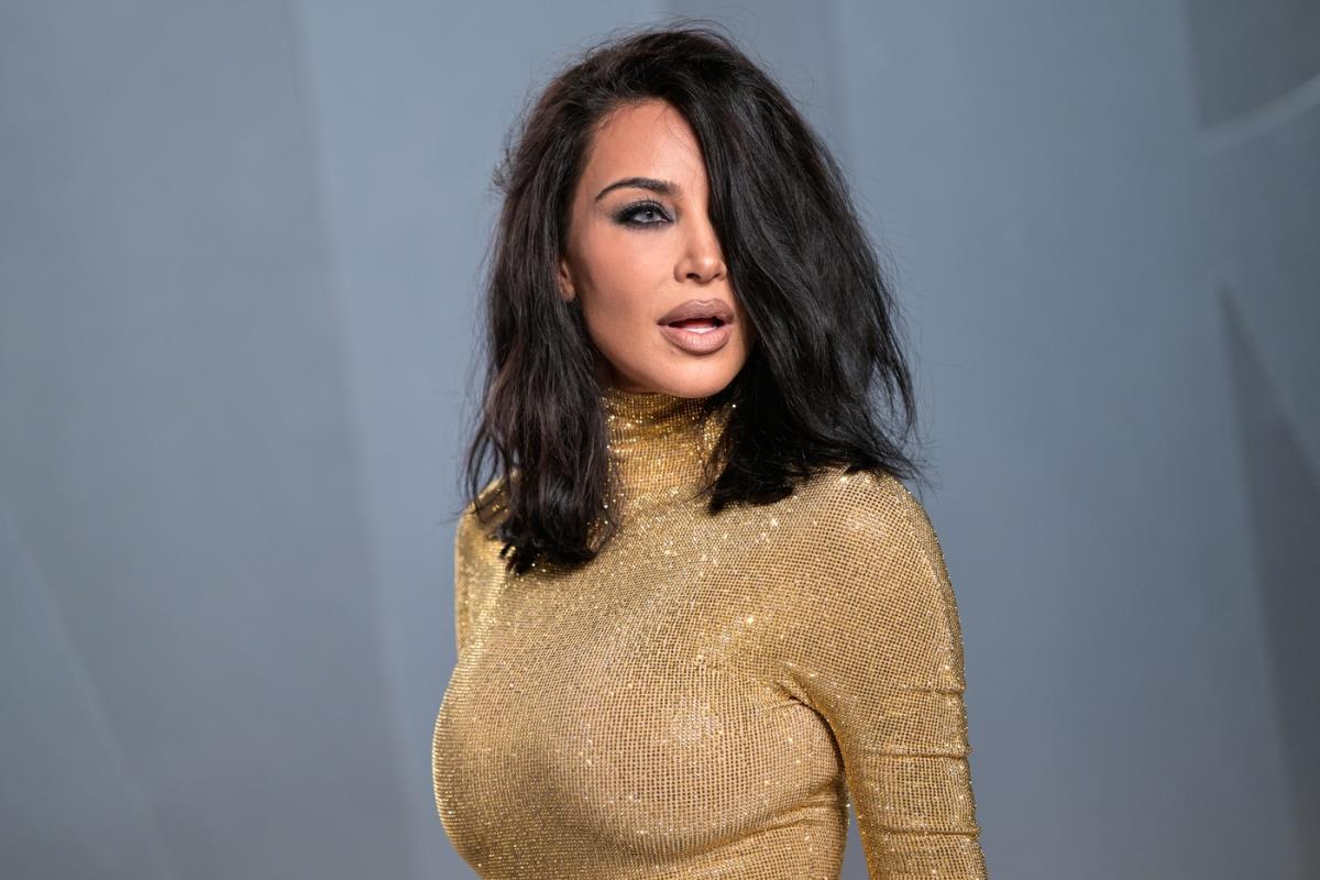 Kim Kardašijan u zlatnoj haljini i visokim potpeticama na Vanity Fair Oskar žurci