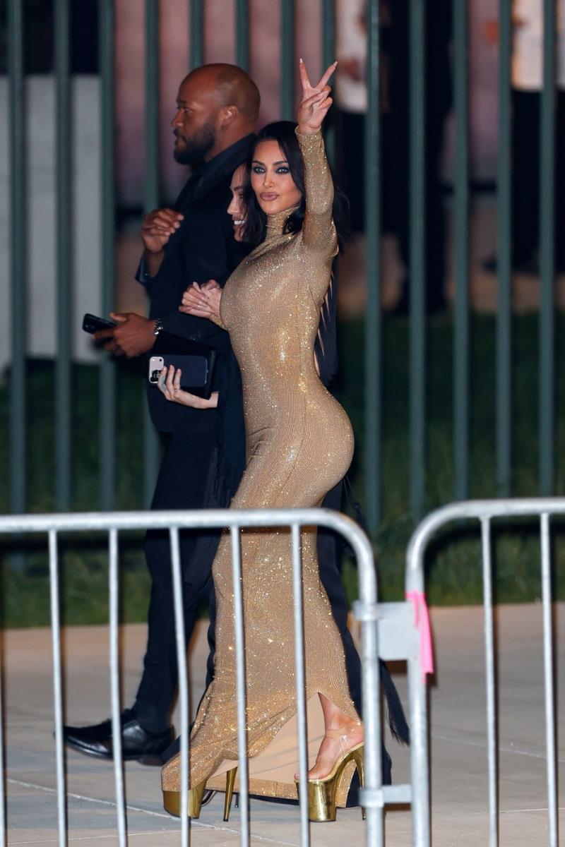 Kim Kardašijan u zlatnoj haljini i visokim potpeticama na Vanity Fair Oskar žurci