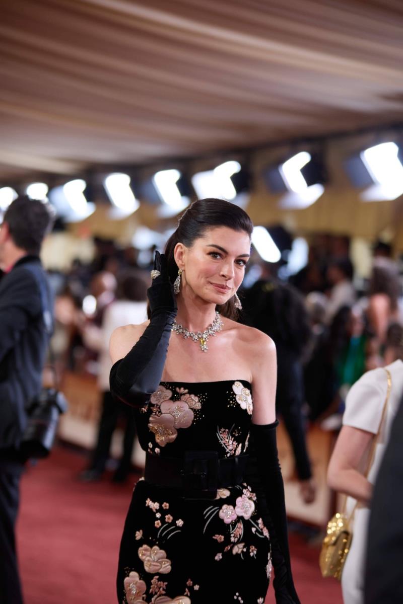 En Hatavej na crvenom tepihu Oskara 2026 izazvala pažnju zbog izgleda lica