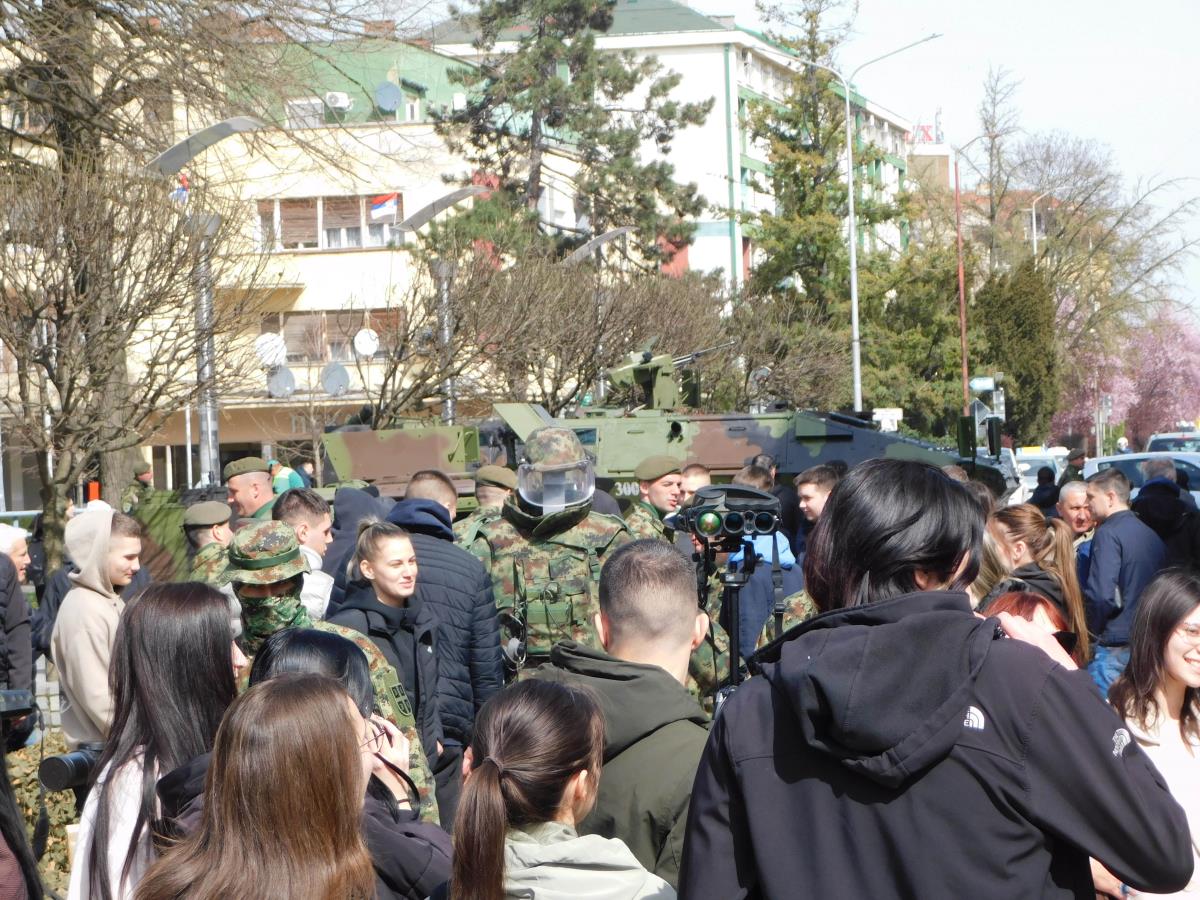 LOZNICA - Vojska i narod.JPG