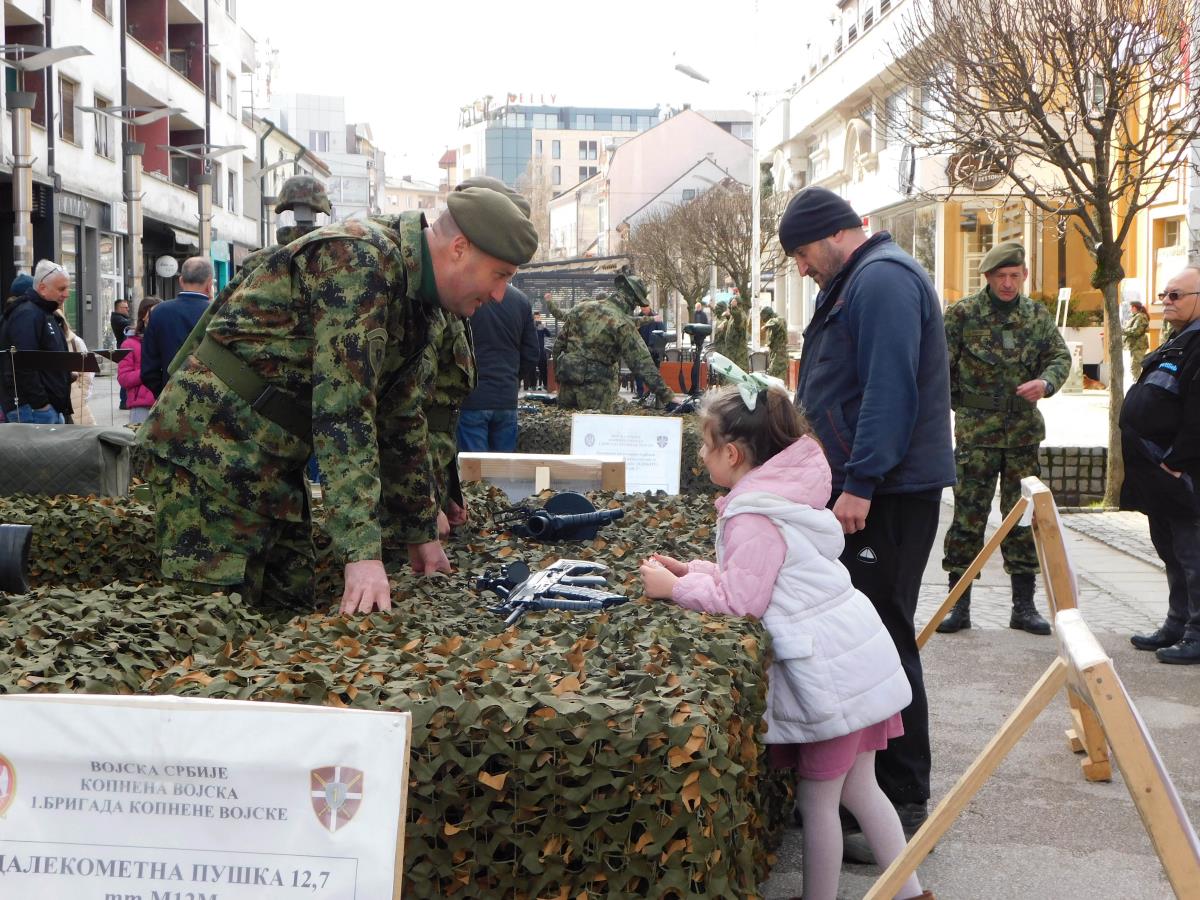LOZNICA - Vojska i deca.JPG