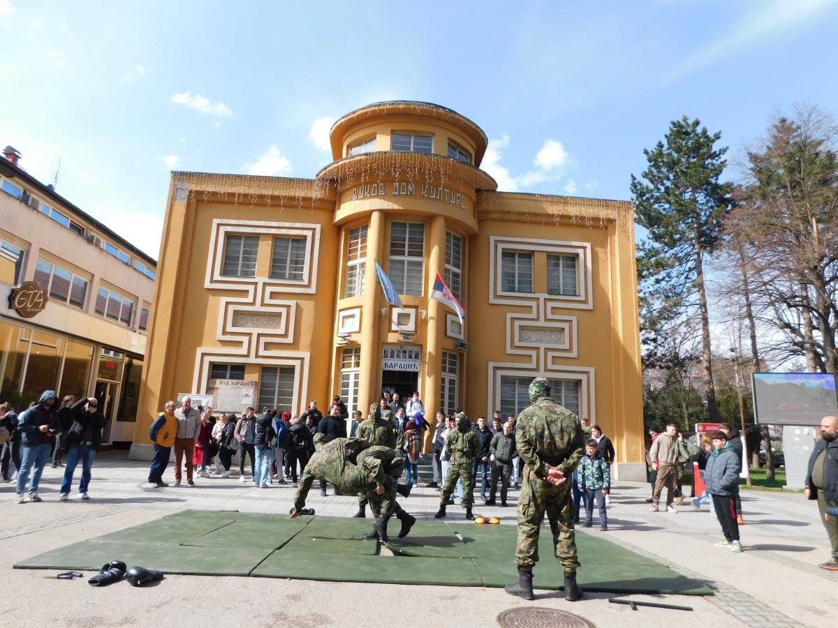 LOZNICA - Ispred Vukovog doma kulture.JPG