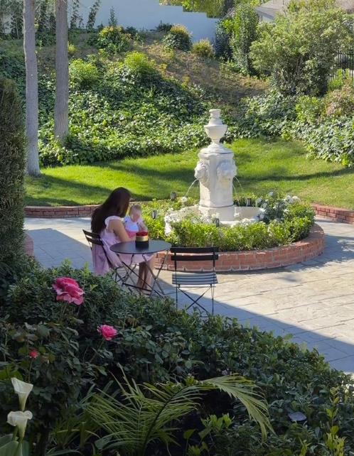 Anđela Šimšić sa mužem i ćerkom Arijom na proslavi šest meseci u luksuzno uređenoj bašti (2).jpg