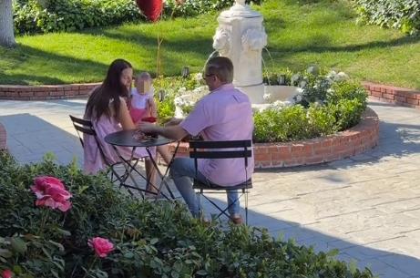 Anđela Šimšić sa mužem i ćerkom Arijom na proslavi šest meseci u luksuzno uređenoj bašti (1).png