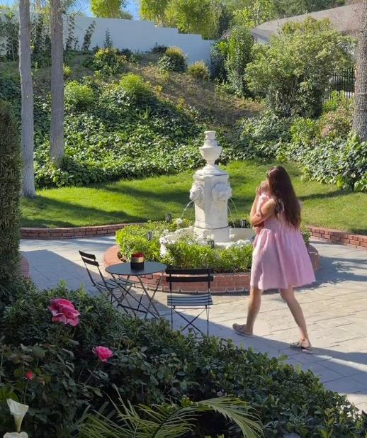 Anđela Šimšić sa mužem i ćerkom Arijom na proslavi šest meseci u luksuzno uređenoj bašti (2).png