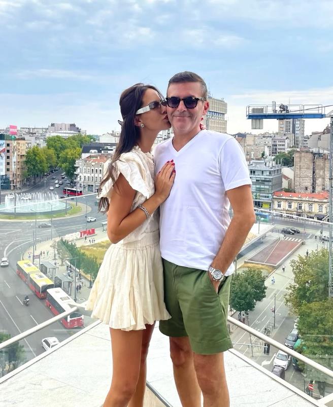 Anđela Šimšić sa 19 godina starijim mužem (4).png