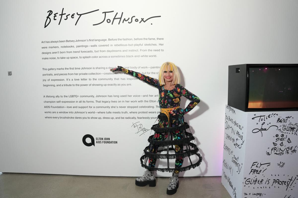 Betsi Džonson na gala večeri fondacije Eltona Džona