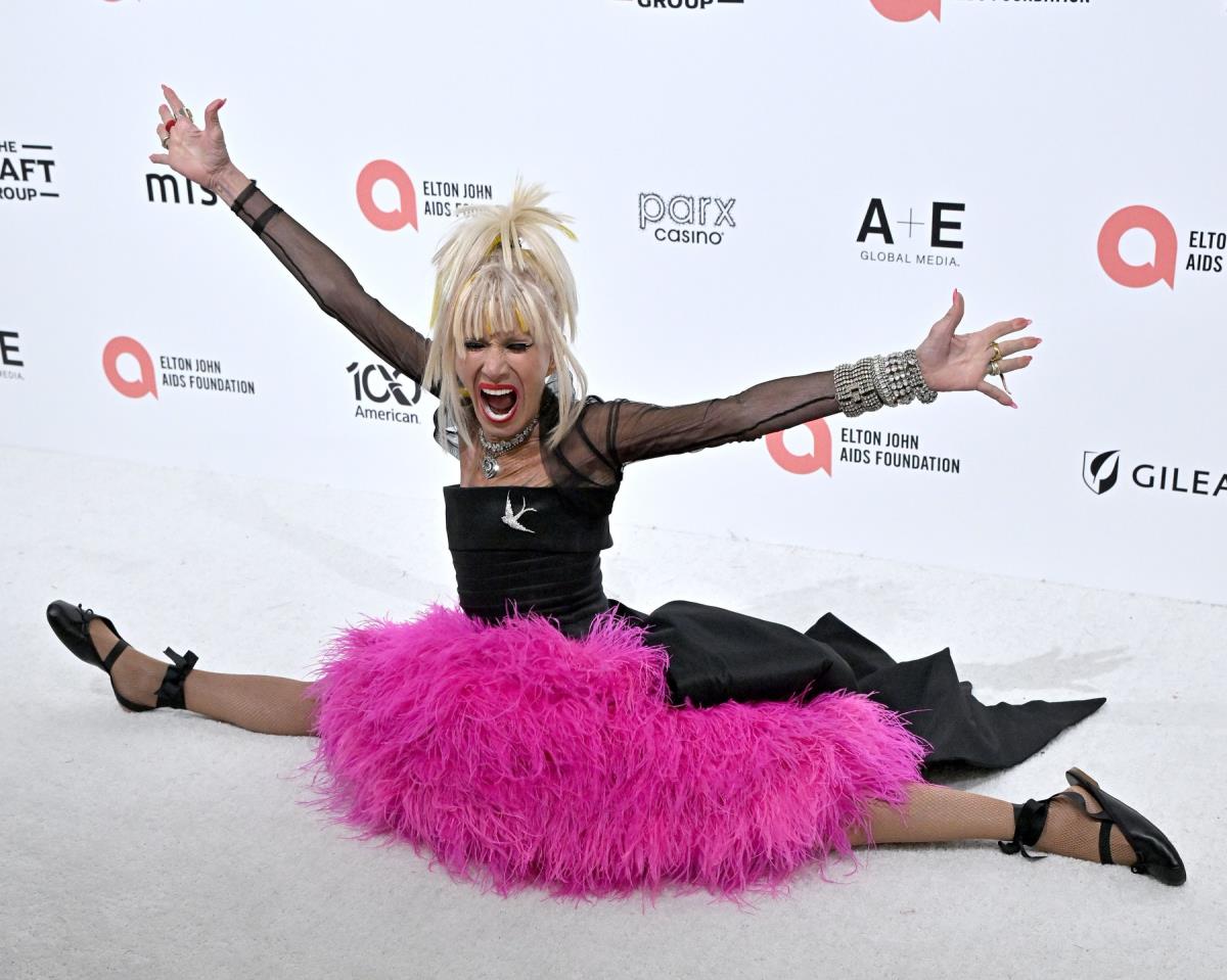 Betsi Džonson na gala večeri fondacije Eltona Džona