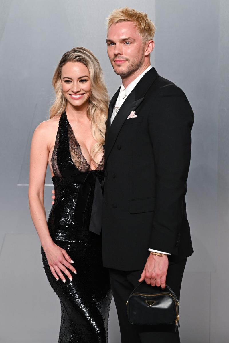 Brajana Holi u crnoj haljini sa šljokicama i dubokim izrezom na Vanity Fair žurci