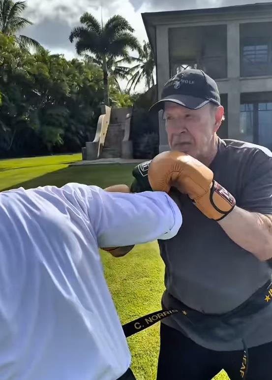 Poslednje fotografije Čaka Norisa (4).png