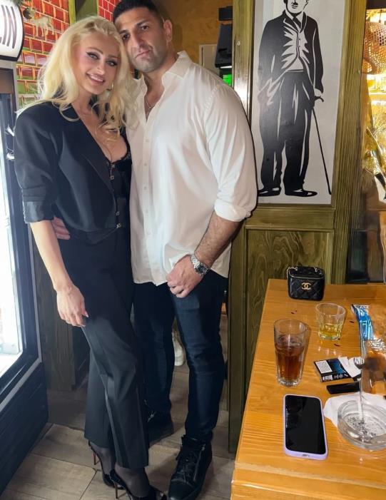 OVO JE BRAT ANELI AHMIĆ KOJI JE BIO HAPŠEN! Punio stranice hronike pa oženio pevačicu: Pozirali zajedno, a njen dekolte raspametio muškarce