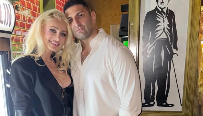 OVO JE BRAT ANELI AHMIĆ KOJI JE BIO HAPŠEN! Punio stranice hronike pa oženio pevačicu: Pozirali zajedno, a njen dekolte raspametio muškarce