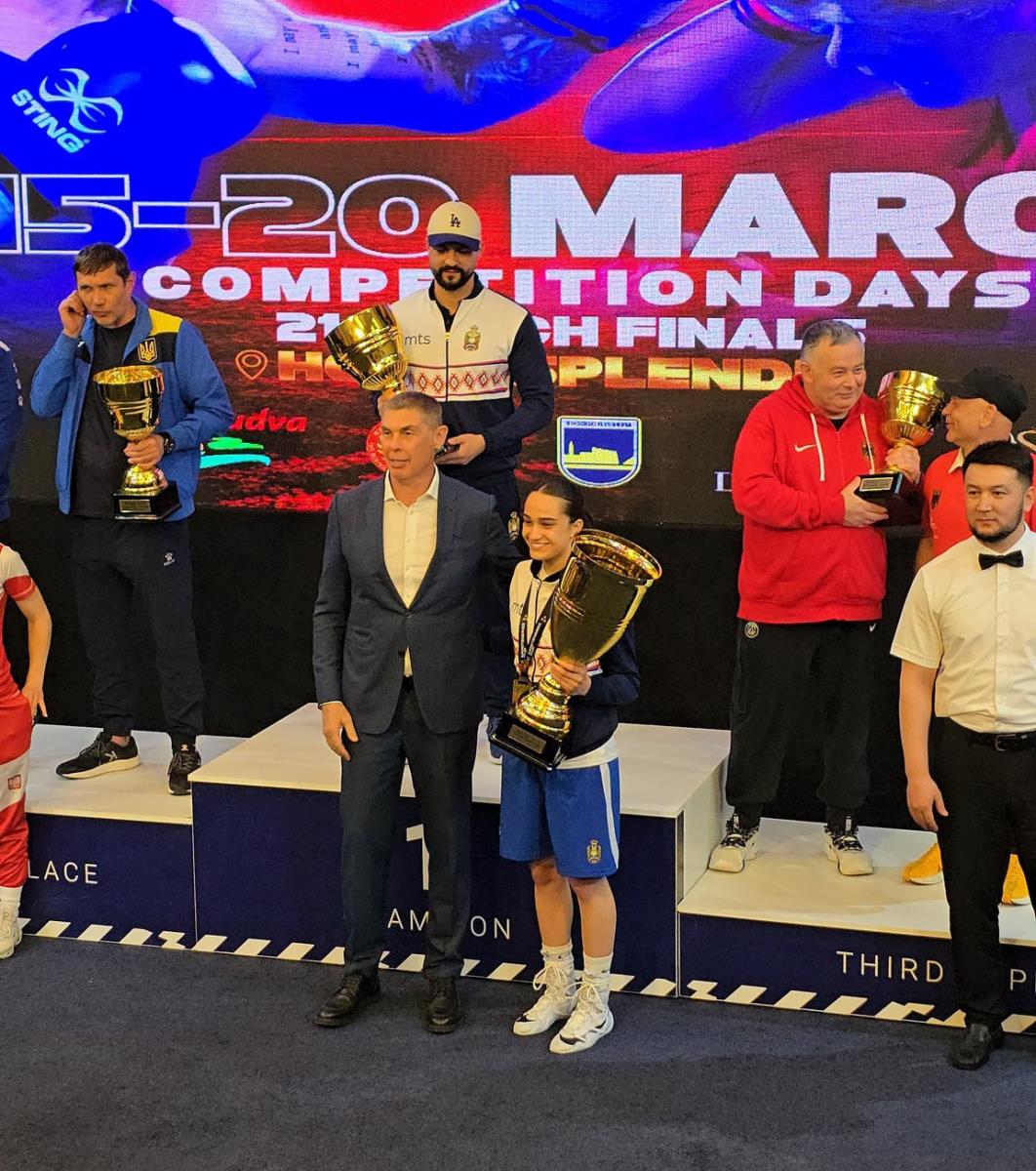 Sara sa peharom za najbolju bokserku