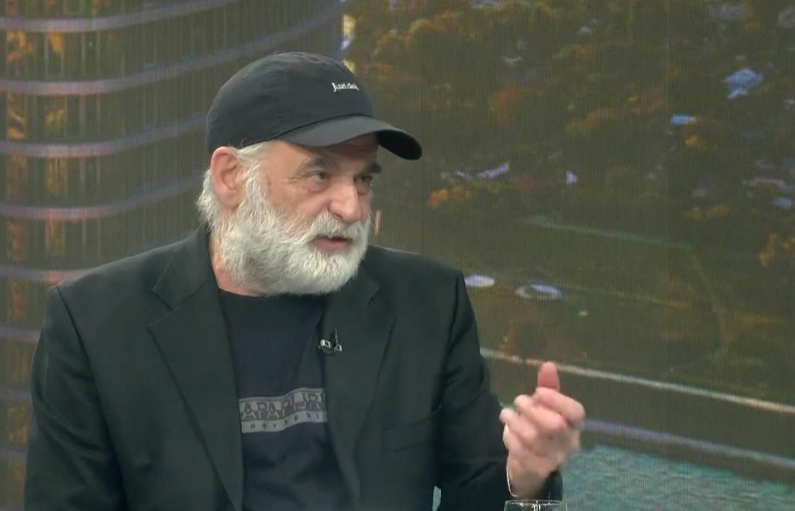 Branislav Lečić sa dugom sedom bradom i kačketom u novom, neprepoznatljivom izdanju