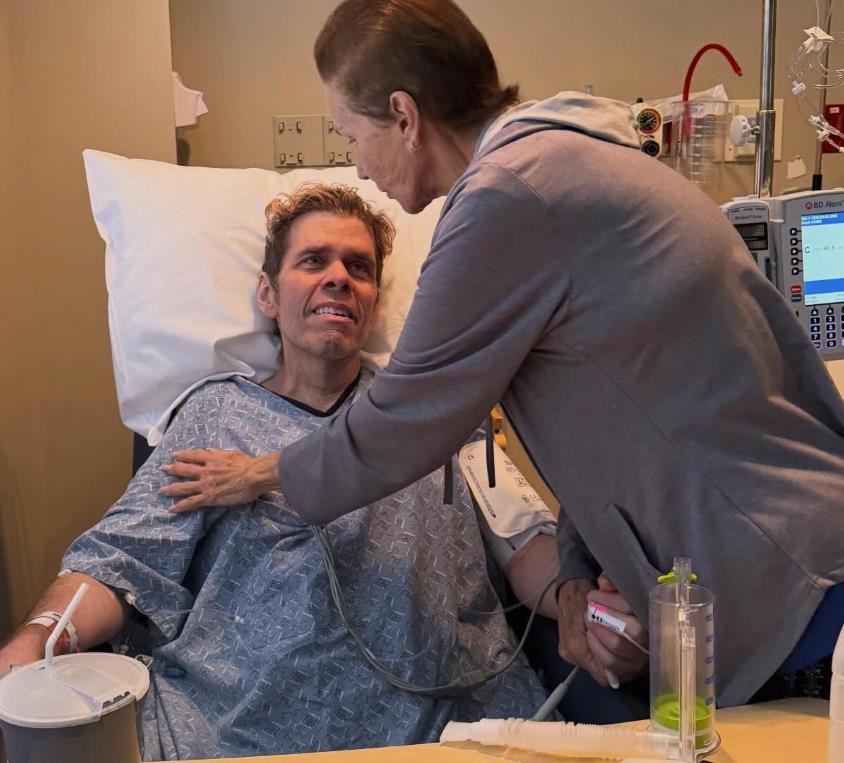 Perez Hilton u bolničkom krevetu tokom oporavka u Las Vegasu (4).png