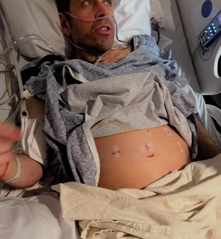 Perez Hilton u bolničkom krevetu tokom oporavka u Las Vegasu (5).png