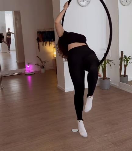 EVO ŠTA KRISTINA RADI NAKON RASKIDA! Kristijanu Goluboviću se ovo neće dopasti, voditeljka pleše oko šipke (FOTO)