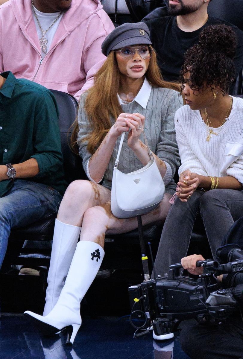 Manekenka Vini Herlou na NBA utakmici