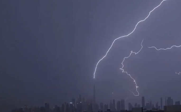 Burdž Kalifa grom (3).png