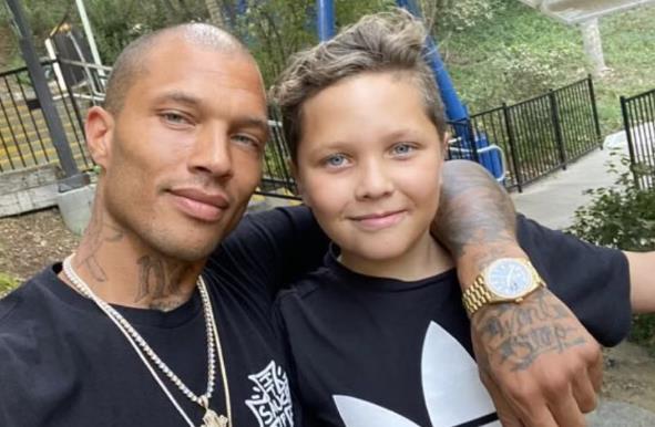 Džeremi Miks stariji sin (2).png