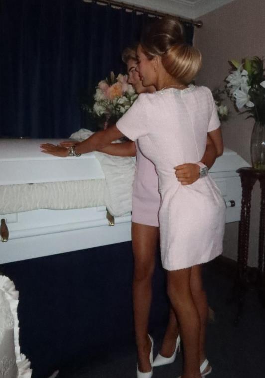 Sofi-Mej Dikson na sahrani ćerke Prinses nakon tragične smrti tinejdžerke (4).PNG