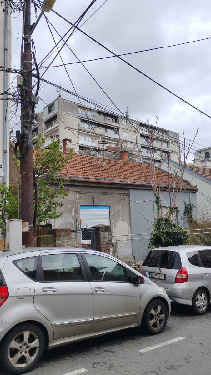 (FOTO) OVO JE KUĆA STELE SAVIĆ NA ZVEZDARI ZA KOJU SE BORI KRISTIJAN GOLUBOVIĆ! Oronula fasada, buđavi zidovi, unutra svud krš i lom - Kao u horor filmu!