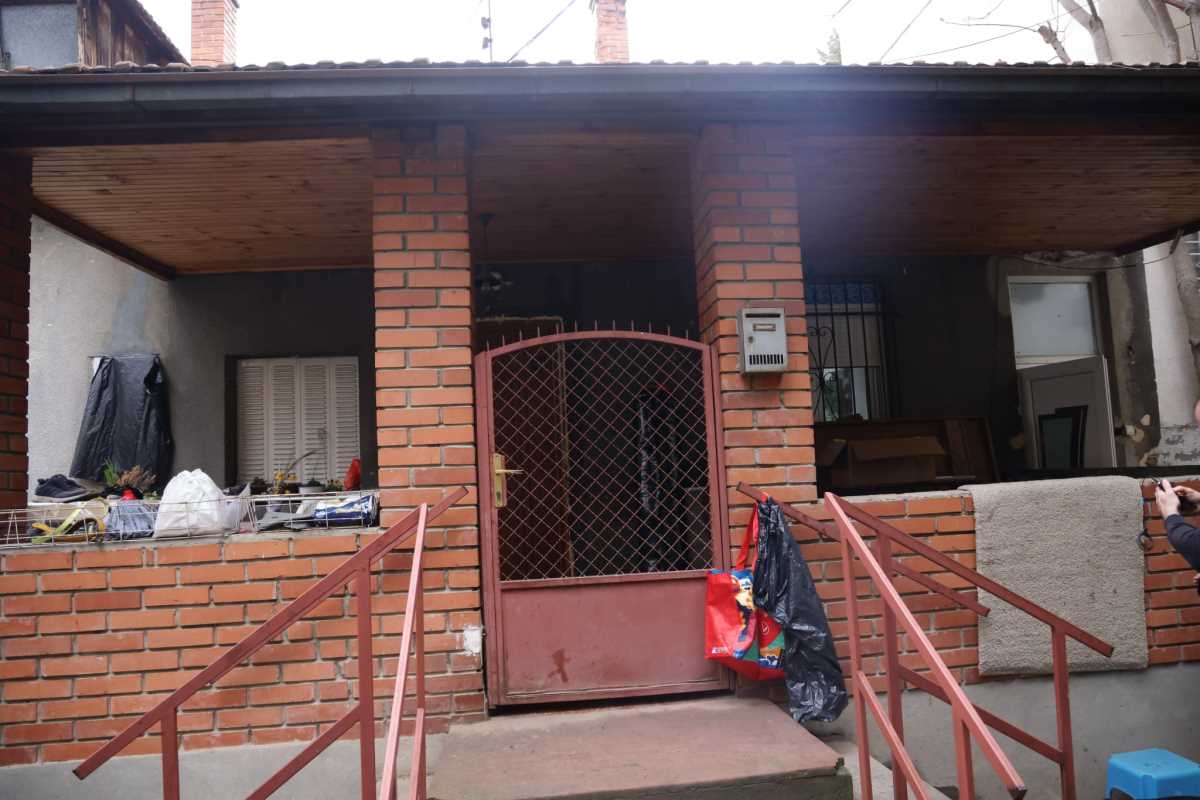 (FOTO) OVO JE KUĆA STELE SAVIĆ NA ZVEZDARI ZA KOJU SE BORI KRISTIJAN GOLUBOVIĆ! Oronula fasada, buđavi zidovi, unutra svud krš i lom - Kao u horor filmu!