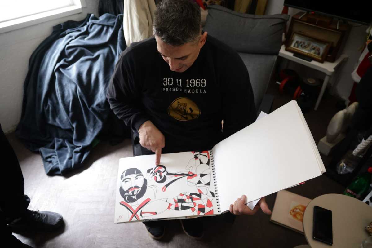 (FOTO) OVO JE KUĆA STELE SAVIĆ NA ZVEZDARI ZA KOJU SE BORI KRISTIJAN GOLUBOVIĆ! Oronula fasada, buđavi zidovi, unutra svud krš i lom - Kao u horor filmu!