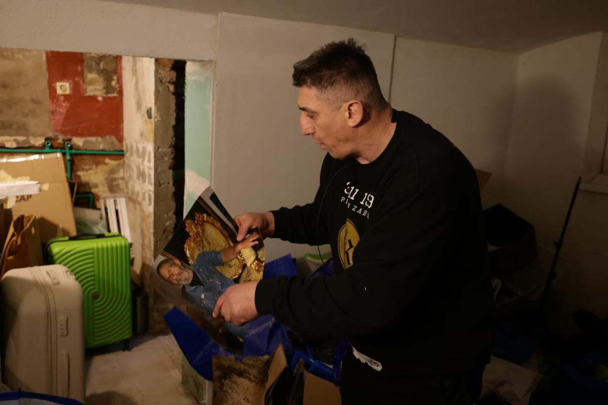 (FOTO) OVO JE KUĆA STELE SAVIĆ NA ZVEZDARI ZA KOJU SE BORI KRISTIJAN GOLUBOVIĆ! Oronula fasada, buđavi zidovi, unutra svud krš i lom - Kao u horor filmu!