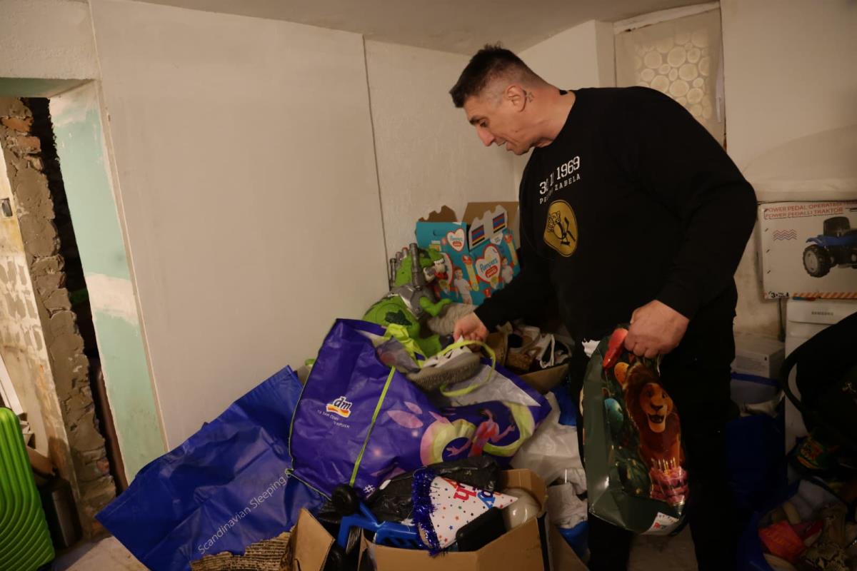 (FOTO) OVO JE KUĆA STELE SAVIĆ NA ZVEZDARI ZA KOJU SE BORI KRISTIJAN GOLUBOVIĆ! Oronula fasada, buđavi zidovi, unutra svud krš i lom - Kao u horor filmu!