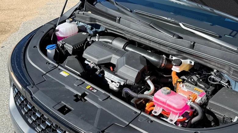 Kia Carnival Hybrid (1).jpg